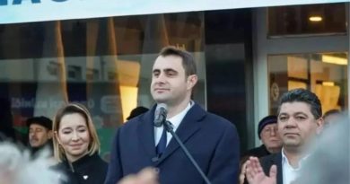 Başlık: CHP Genel Başkanı Özgür Özel'in Parti İçi Demokrasi Söylemi