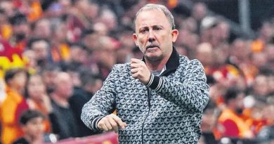 Siyah-Beyazlıların Gol Yeme Hastalığı Sahada Devam Ediyor Sahada 10 Kişi