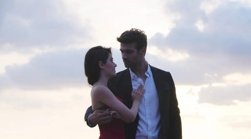 Here is the rewritten text in Turkish: Başlık: Aynadaki Yabancı: