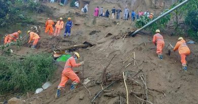 Başlık: Hindistan'da Otobüs Heyelana Kapıldı: 15 Kişi Can Verdi İçerik:
