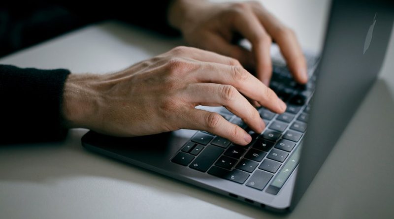 Başlık: E-posta Hilemi: Malicious Parti, Kişi E-postalarını Tehlikeli Virüsle Taçiyor