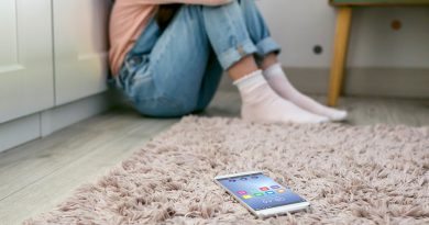 Here is the rewritten text in Turkish: Başlık: Teen Sues