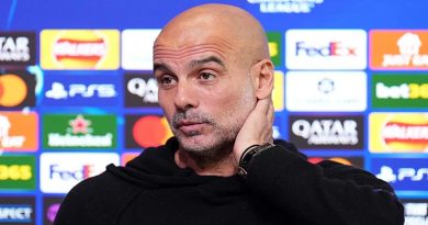 Here is the requested content in Turkish: Pep Guardiola: Kameramandan