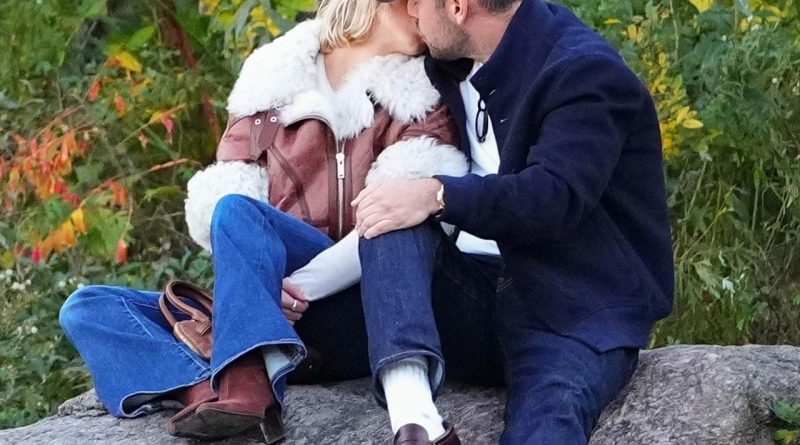 Başlık: Sydney Sweeney, Sevgilisi Scooter Braun ile Central Park'ta Öpüşürken