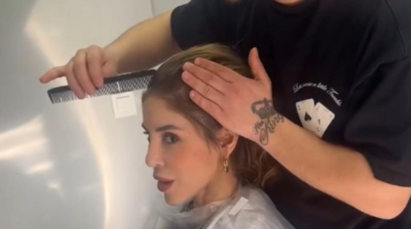 "Kanserle Savaşıyor: Irmak Ünal, Saçlarını Kazıttı" Irmak Ünal, meme kanseriyle