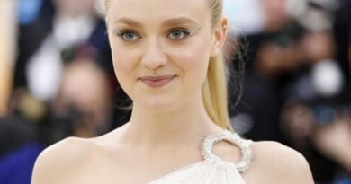 Here is the Turkish content: Başlık: Tom Cruise, Dakota Fanning'e