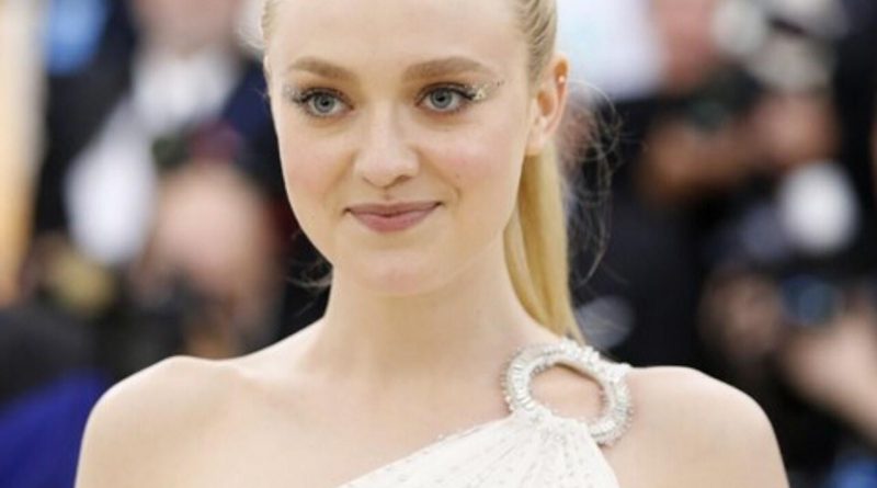 Here is the Turkish content: Başlık: Tom Cruise, Dakota Fanning'e