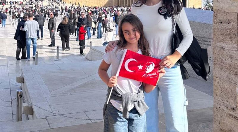 Başlık: Zeynep Sever Demirel, Kızı Yade ile Anıtkabir'de: İlk ve