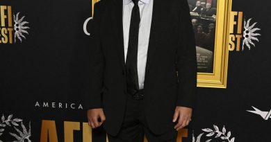 Here is the rewritten text in Turkish: Başlık: Russell Crowe,