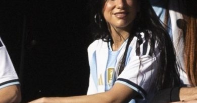 Başlık: Dua Lipa, Futbolun Kalbi Arjantin'de Seyretti Futbolun Kalbi D