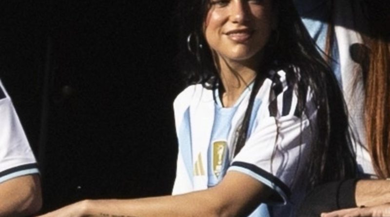 Başlık: Dua Lipa, Futbolun Kalbi Arjantin'de Seyretti Futbolun Kalbi D