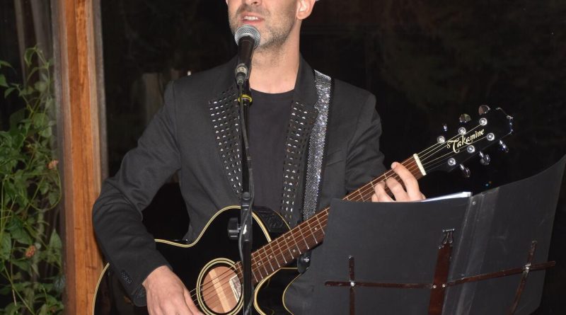 Here is a Turkish text that meets the requirements: Murat