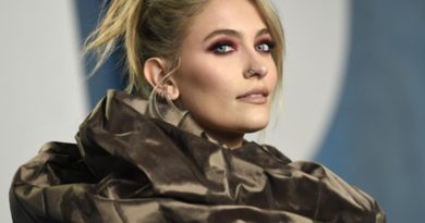 Paris Jackson, Uyuşturucu Kullanmalarını Önerdi Uyuşturucuya teslim olan Paris, burnunda