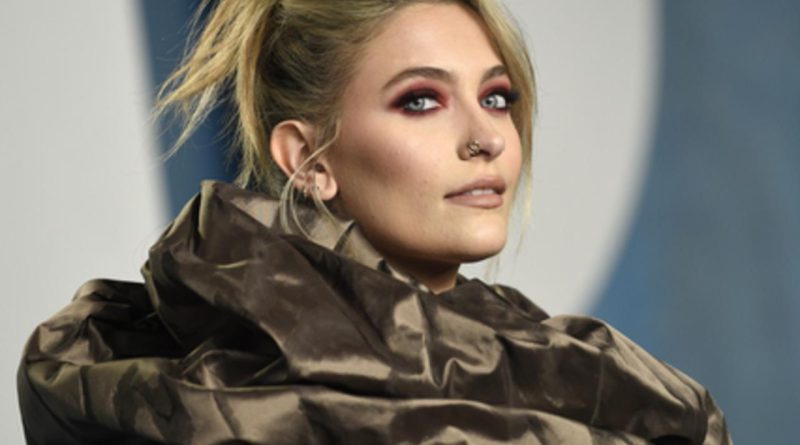 Paris Jackson, Uyuşturucu Kullanmalarını Önerdi Uyuşturucuya teslim olan Paris, burnunda