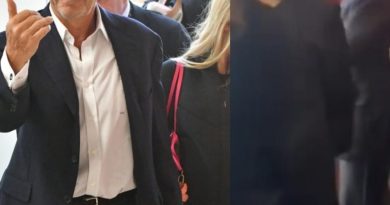 Sarkozy'nin Restoranda Alkışlı Karşılama Sarkozy, Cezaevinden Çıkarak Restoranda</