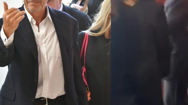 Sarkozy'nin Restoranda Alkışlı Karşılama Sarkozy, Cezaevinden Çıkarak Restoranda</