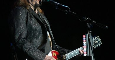 Here is the rewritten text in Turkish: Başlık: Ace Frehley'nin