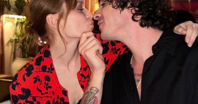 Başlık: Nilperi Şahinkaya ve Baturalp Bekar'ın Romantik Birlikteliği Nilperi Şahinkaya</strong