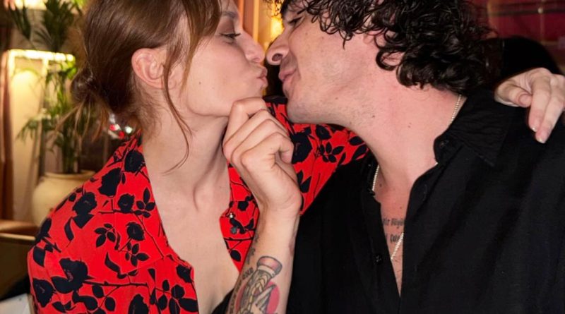 Başlık: Nilperi Şahinkaya ve Baturalp Bekar'ın Romantik Birlikteliği Nilperi Şahinkaya</strong