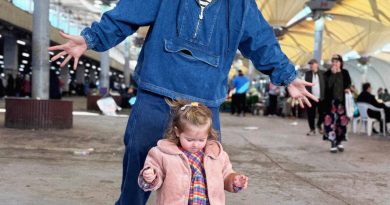 Anne-Pazarda: Burcu Biricik Kızı Luna ile Pazara Gitti Burcu Biricik,