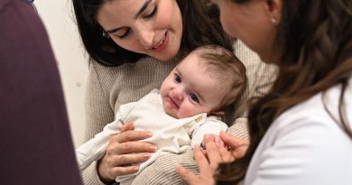 Anne karnında kalp yetmezliği teşhisi konulan bebek "akıllı çorapla" izleniyor