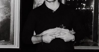 Here is the rewritten text in Turkish: Başlık: Jennifer Aniston,