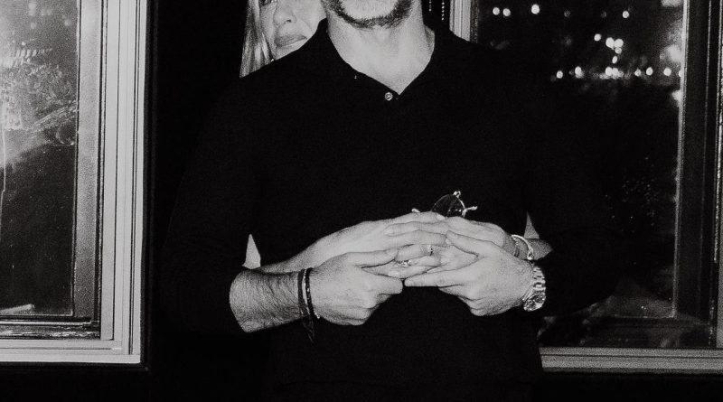 Here is the rewritten text in Turkish: Başlık: Jennifer Aniston,