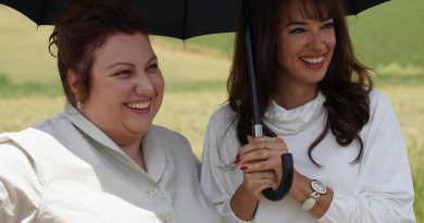 Adile Naşit'te Dostlar Bir Araya Geliyor Adile Naşit'te Dostlar</strong