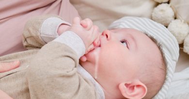 Here is the rewritten text in Turkish: Başlık: Bebeklerde Reflü