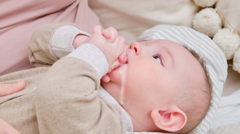 Here is the rewritten text in Turkish: Başlık: Bebeklerde Reflü