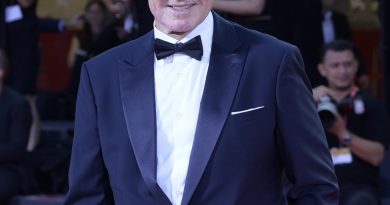 Here is the requested content in Turkish: Başlık: Kevin Spacey: