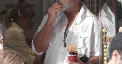 Mel Gibson'ın Torunuyla Dondurma Keyfi Mel Gibson, 69 yaşında, Roma'da