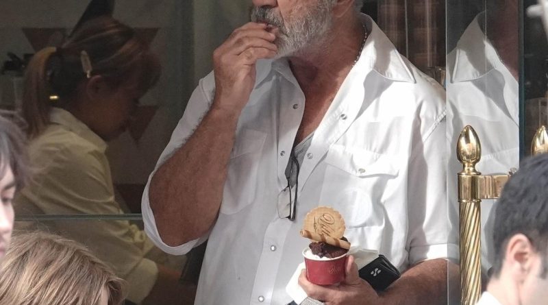 Mel Gibson'ın Torunuyla Dondurma Keyfi Mel Gibson, 69 yaşında, Roma'da