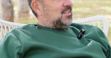 Ata Demirer: Bozcaada'dan Ev Aldım Ünlü Komedyen Ata Demirer, Bozcaada'yı