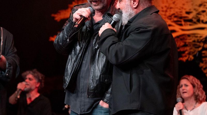 Hep Barabar'da Buluştular Hep Barabar, ilk kez sahnelendi Sekan Keskin'in