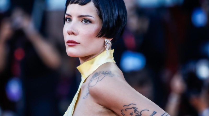 Halsey Konser Sonrası Acil Servise Kaldırıldı Halsey dün Boston'da verdiği