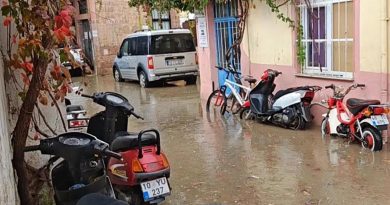 Ayvalık'ta Devam Eden Yağış, Hayatı Etkiledi Ayvalık'ta 55 Kilogram Yağ