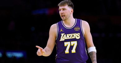 Here is the rewritten text in Turkish: Başlık: Lakers, Emirates