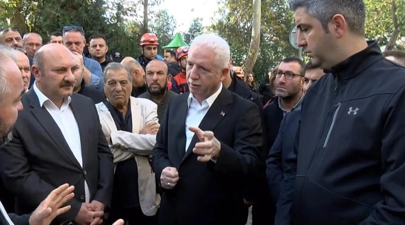 Here is the rewritten text in Turkish: Başlık: İstanbul'da Kolon