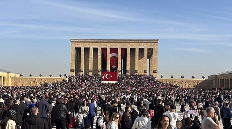 Atatürk'ü Ananlar: 87 Yıl Dönümünde Saygı Duruşunda Bulundular Türkiye Cumhuriyeti'nin