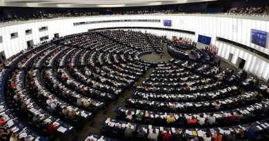 Here is a Turkish text that meets the requirements: Başlık: