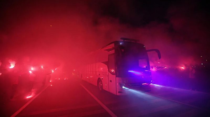 A Milli Futbol Takımı, Meşaleler Eşliğinde Stada Giriş Yaptı A