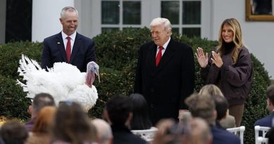 Başlık: Trump, Şükran Günü töreninde iki hindiyi affetti İçerik: Trump,