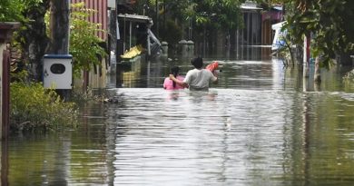 Here is the rewritten text in Turkish: Başlık: Endonezya'da Sel
