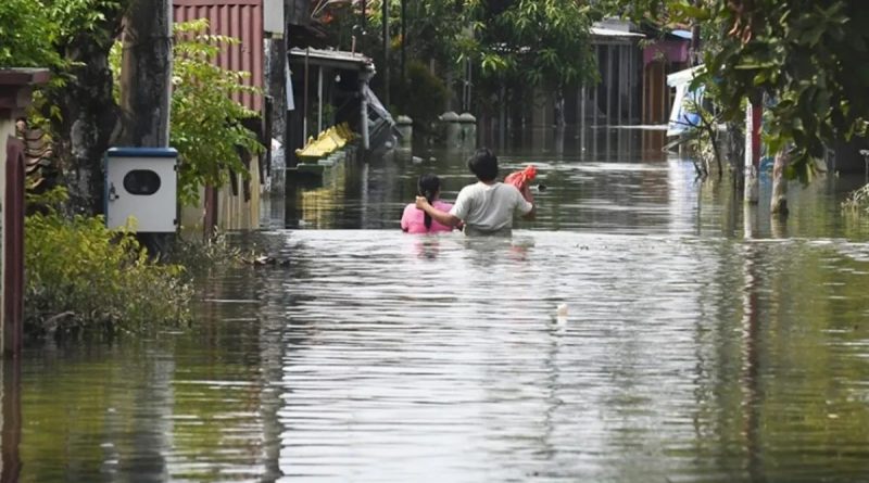 Here is the rewritten text in Turkish: Başlık: Endonezya'da Sel