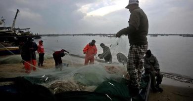 Gazze'de Filistinli Balıkçılara İşgal Gücü İsrail Donanması'ndan Saldirı Gazze</strong