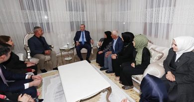 Başlık: Başkan Erdoğan, Depremzedelerin Evine Ziyareti İçerik: Başkan Erdoğan</