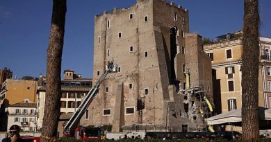 Roma'da 800 Yılın Eski Kulesi Çöktü: İşçilerin Üzerine Yıkıldı Roma'da