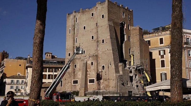 Roma'da 800 Yılın Eski Kulesi Çöktü: İşçilerin Üzerine Yıkıldı Roma'da