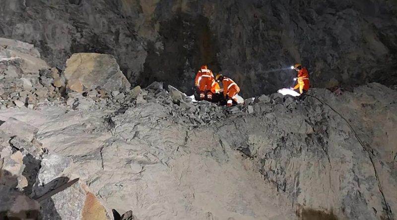 Hindistan'da Taş Ocağı Yerle Bir Oldu: Enkaz Altında Kalanlar Var